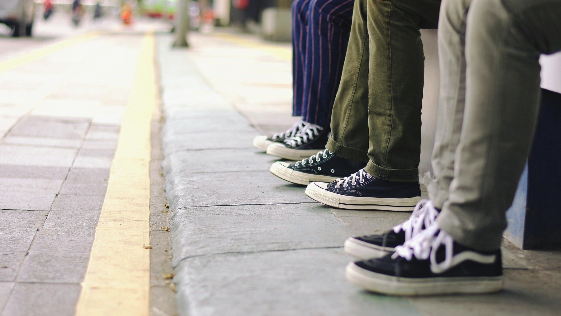 Zapatos con suela blanca.