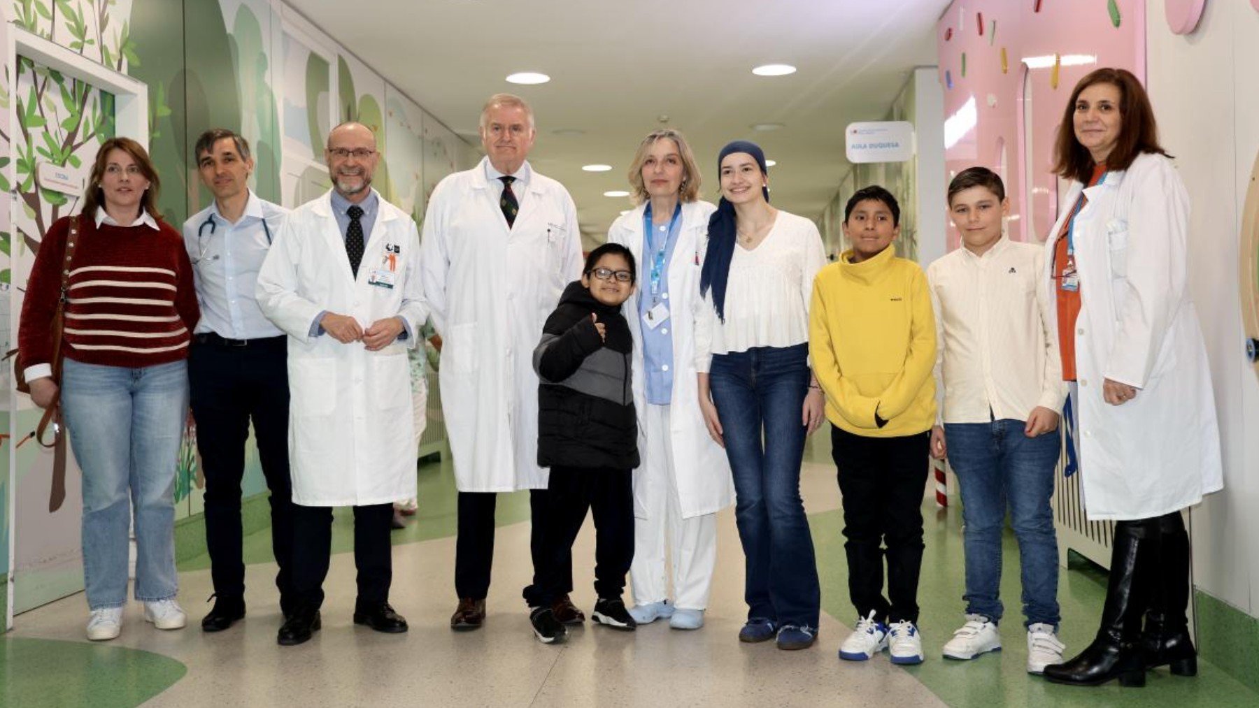 Niños y sanitarios después de una clase formativa.