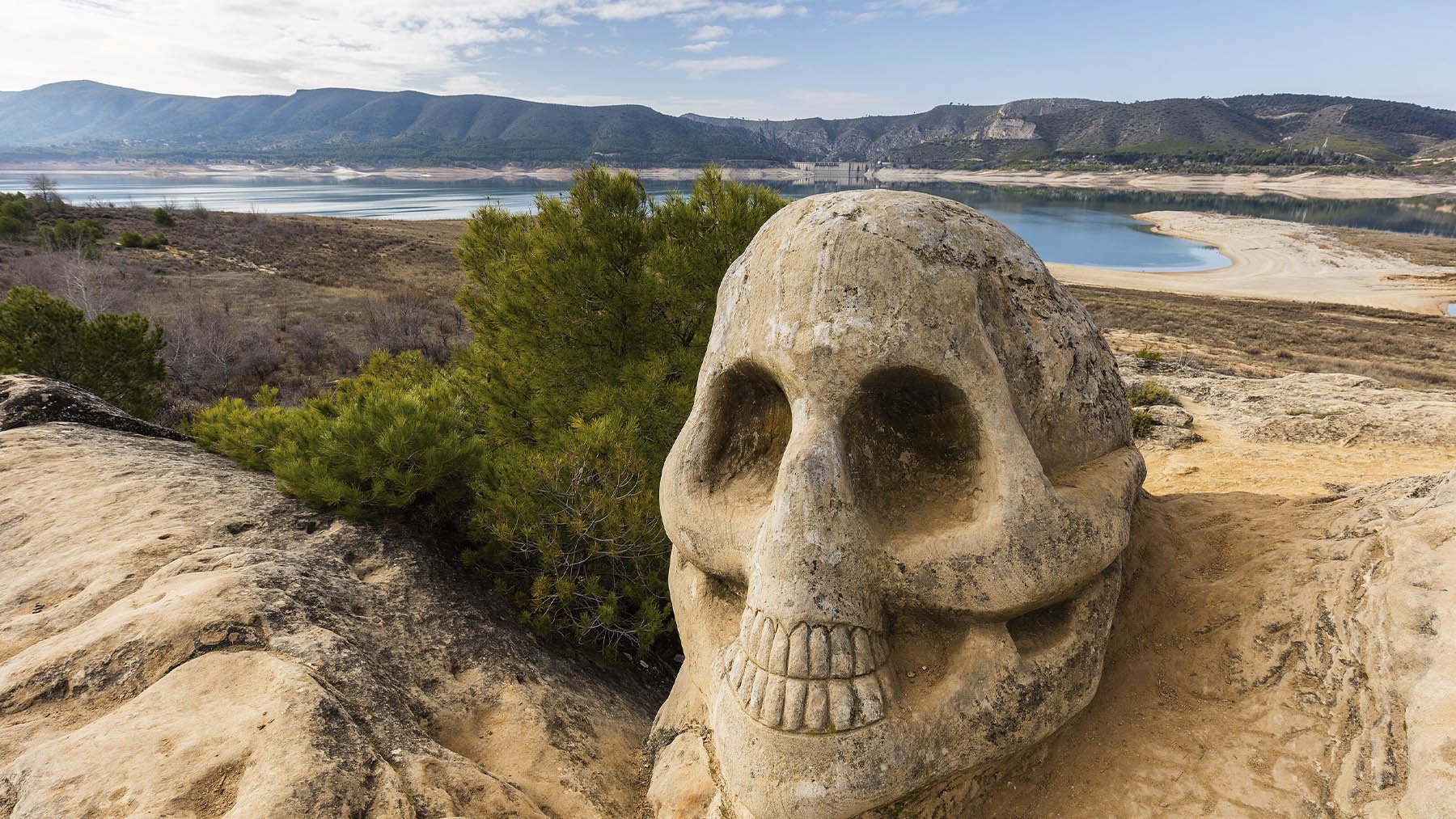 Calavera en ruta de las Caras, Buendía. Foto: Diego Delso en Wikimedia Commons.