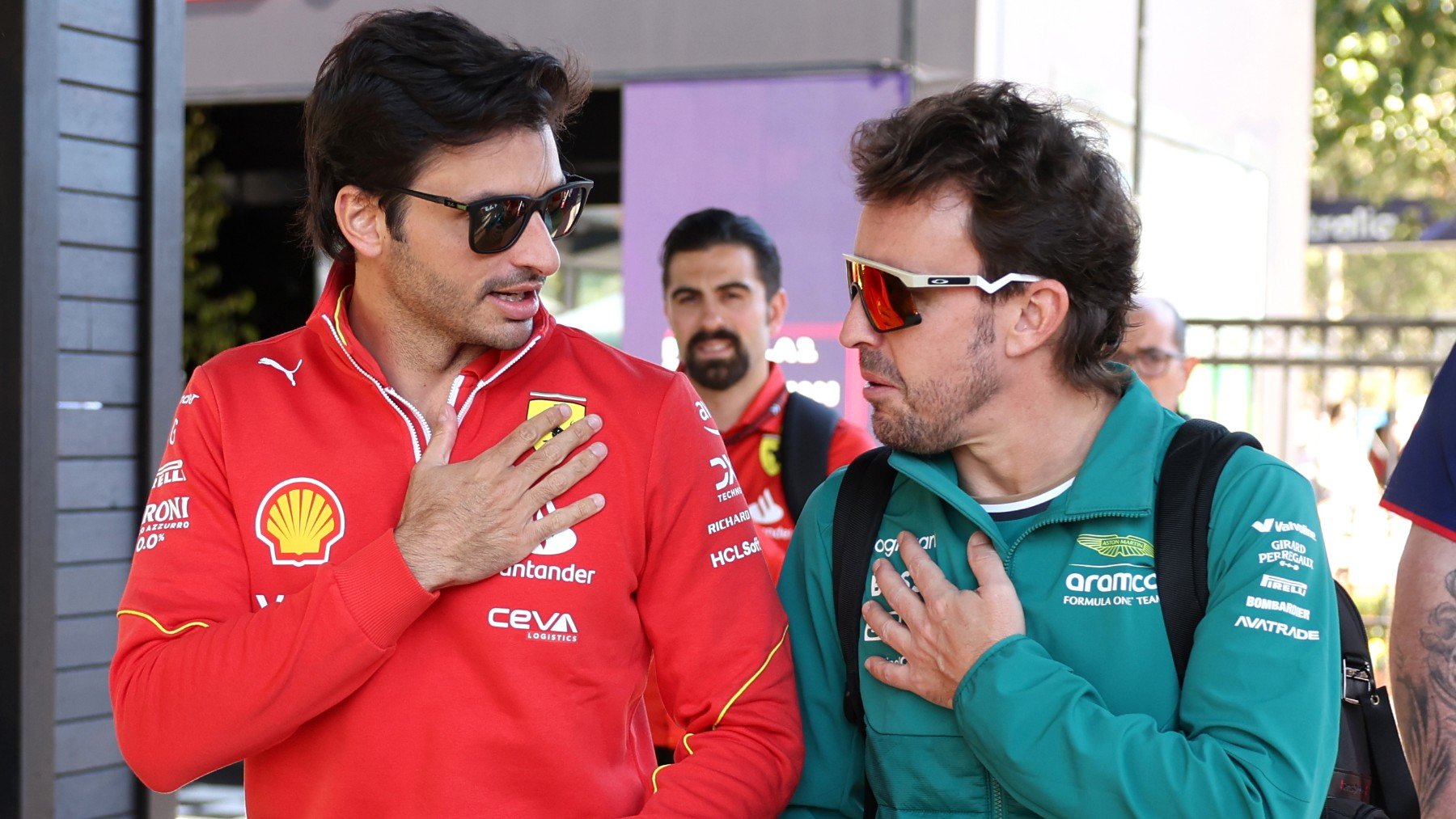 Fernando Alonso y Carlos Sainz dialogan en un Gran Premio de 2024. (Getty)