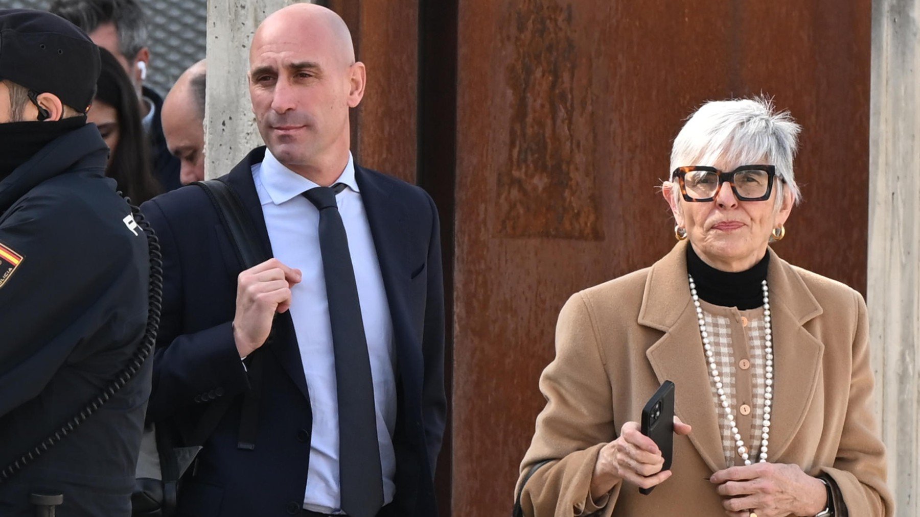 Luis Rubiales junto a su abogada antes de entrar en el juicio. (EFE)