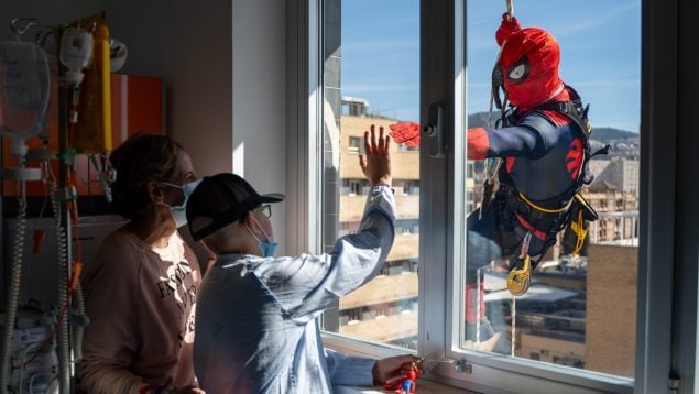 Visita sorpresa de Spiderman, Batman y Superman a un hospital de Granada por el Día del Cáncer Infantil