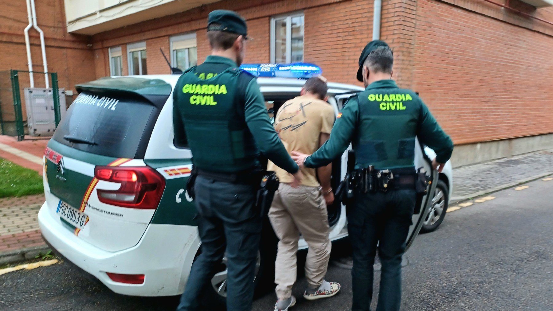 Una patrullad de la Guardia Civil conduce a un detenido.