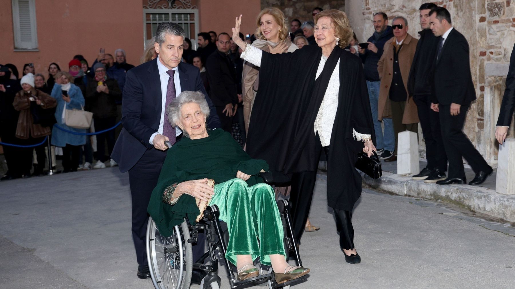 La Reina Sofía, hermana Irene y doña Cristina en la boda del príncipe Nikolaos de Grecia. (Gtres)