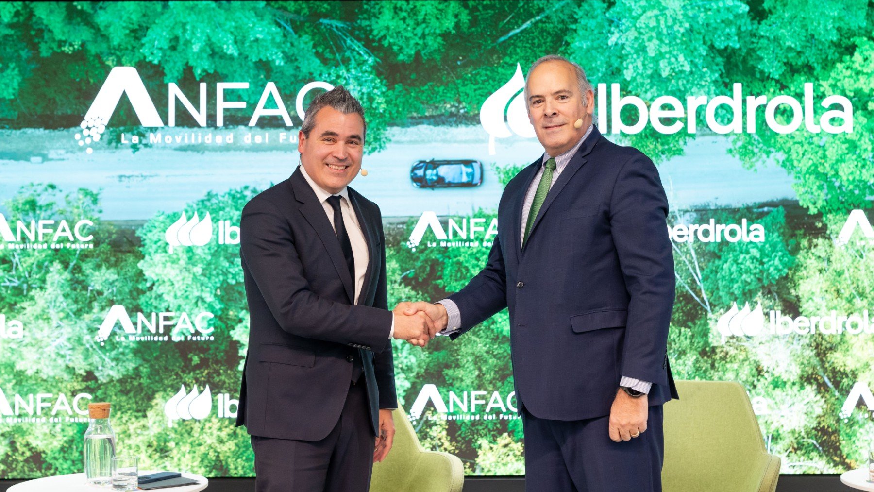 El presidente de ANFAC, Josep María Recasens y Mario Ruíz-Tagle, CEO de Iberdrola, tras la firma del acuerdo.