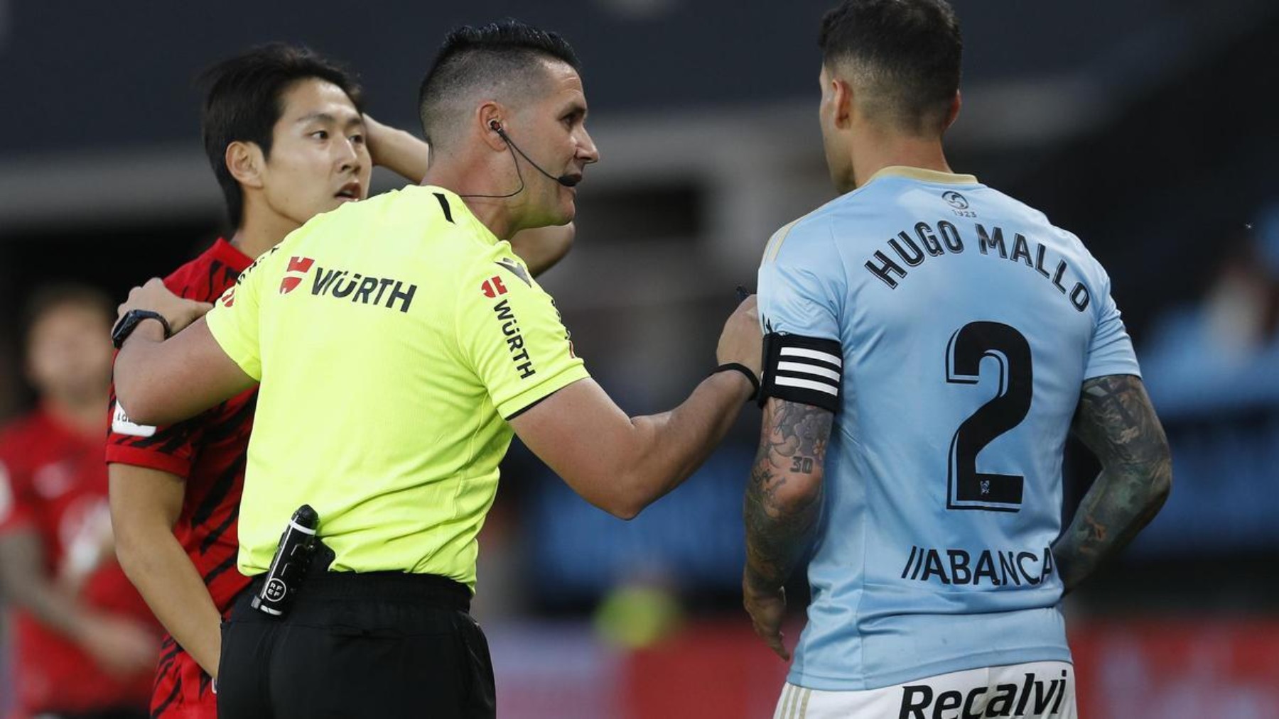 Ortiz Arias, pitando un partido Celta-Mallorca en Balaídos.