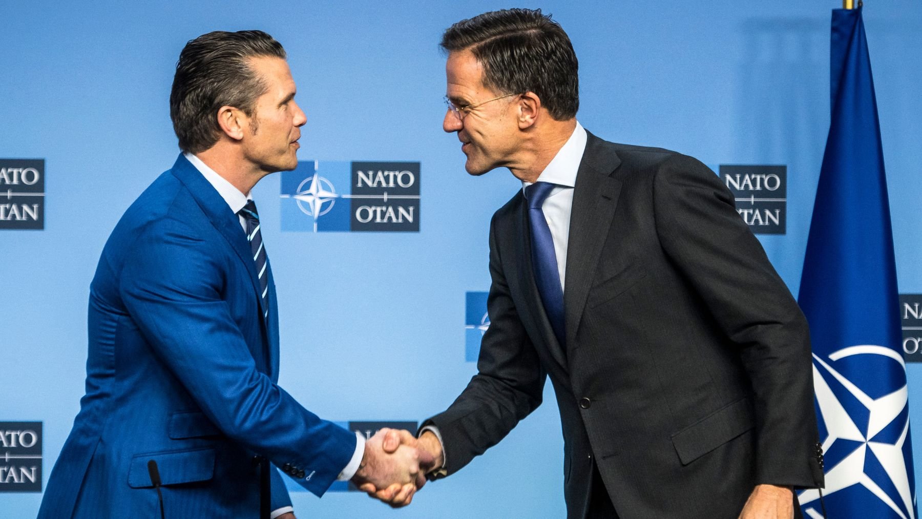 Pete Hegseth y Mark Rutte en Bruselas.(Ep)