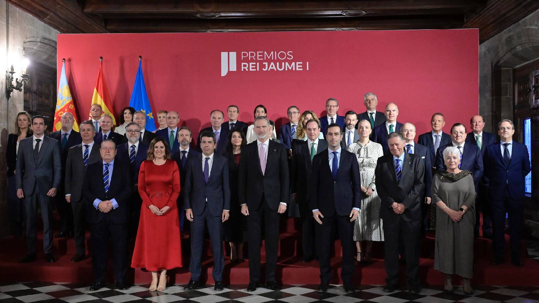 Felipe VI, en el centro, en la ceremonia de entrega de los ‘Premios Rey Jaume I’, en Valencia, este viernes.