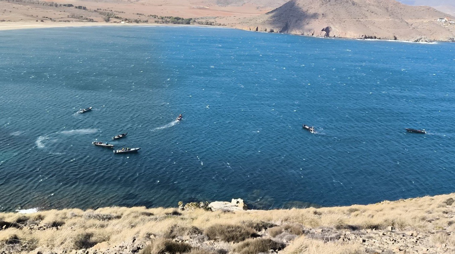 Narcolanchas refugiadas del temporal en la playa de Los Genoveses, en Cabo de Gata (Níjar) (Foto: Europa Press)