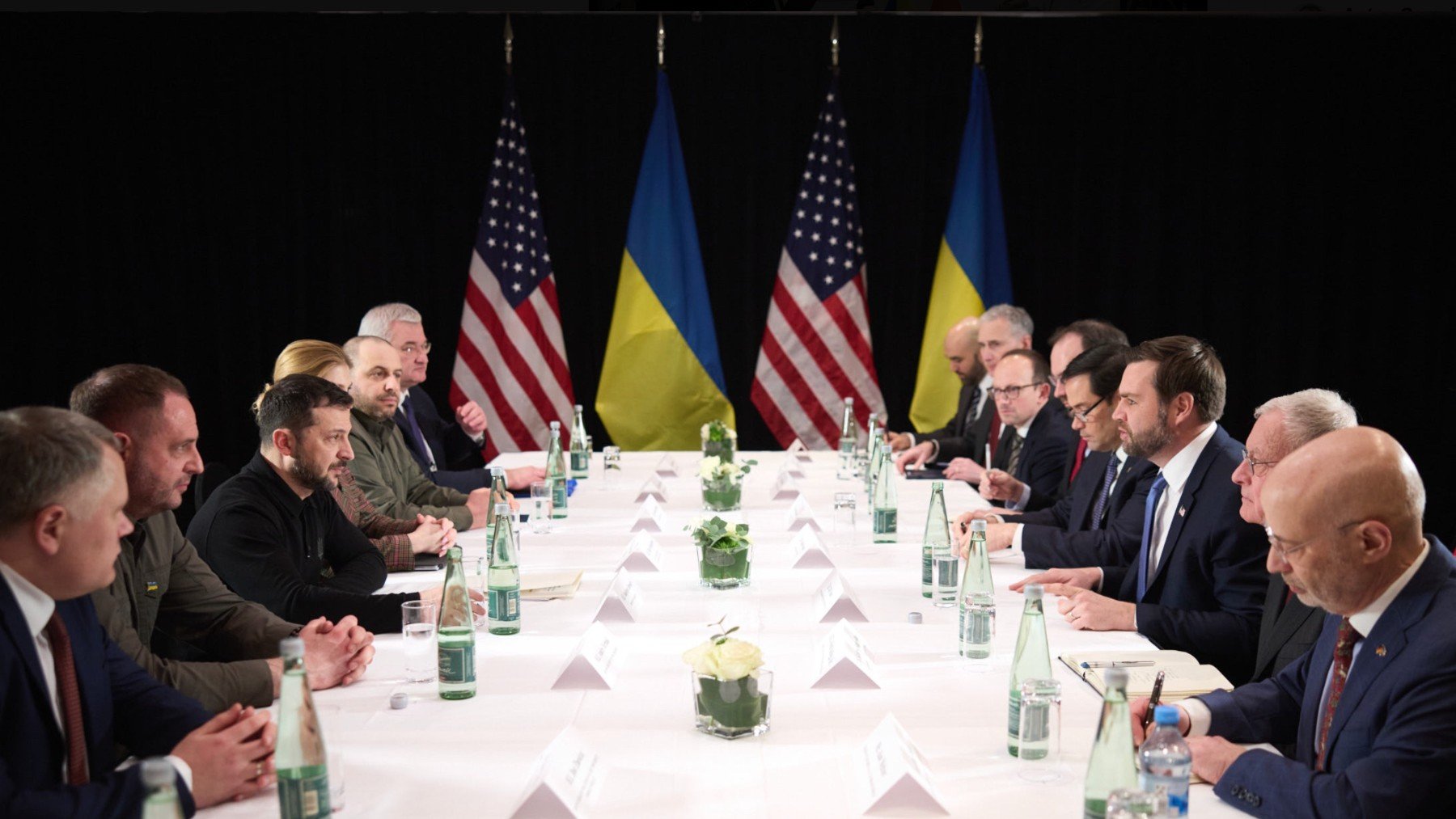 Zelenski y el vicepresidente de Estados Unidos J. D. Vance con sus grupos de trabajo. (Foto: Presidencia de Ucrania)