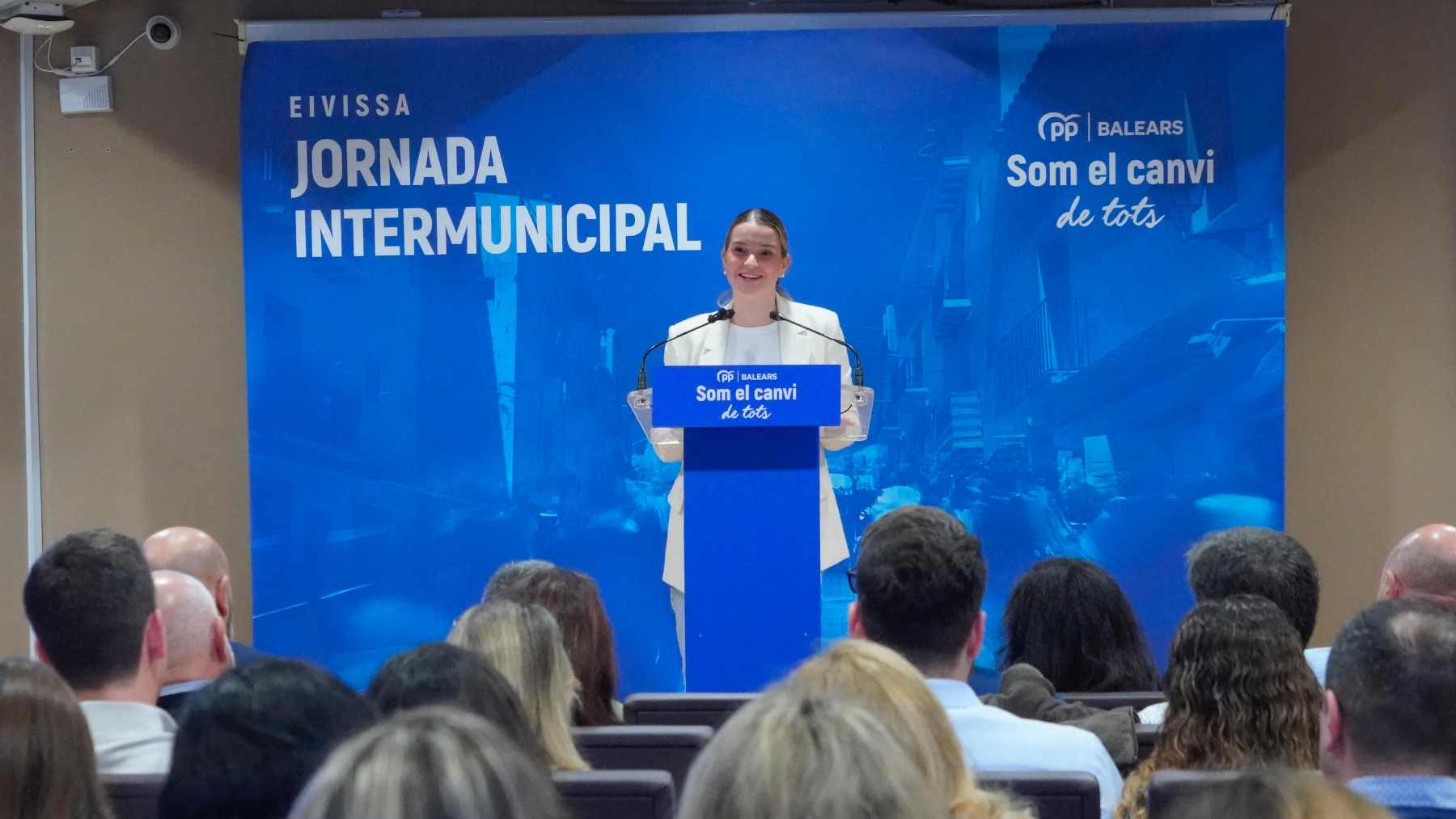 La presidenta del Govern, Marga Prohens, durante su intervención hoy en las jornadas intermunicipales que celebra el PP en Ibiza.