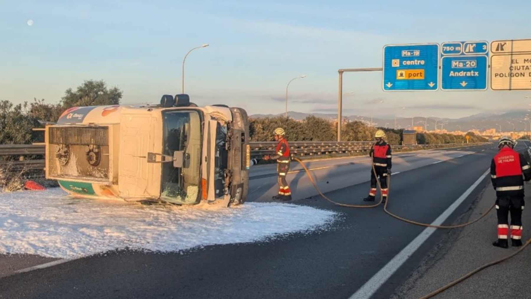 Un camión de gasolina se incendia tras volcar en la Ma-19 de Palma y provoca un gran atasco