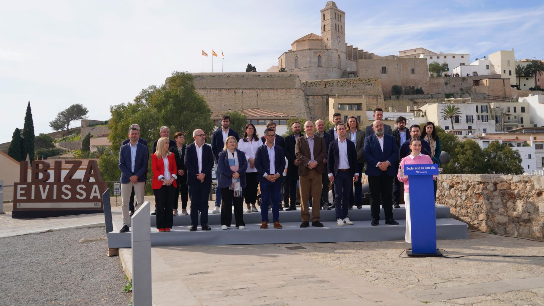 Marga Prohens con los alcaldes del PP en Ibiza.