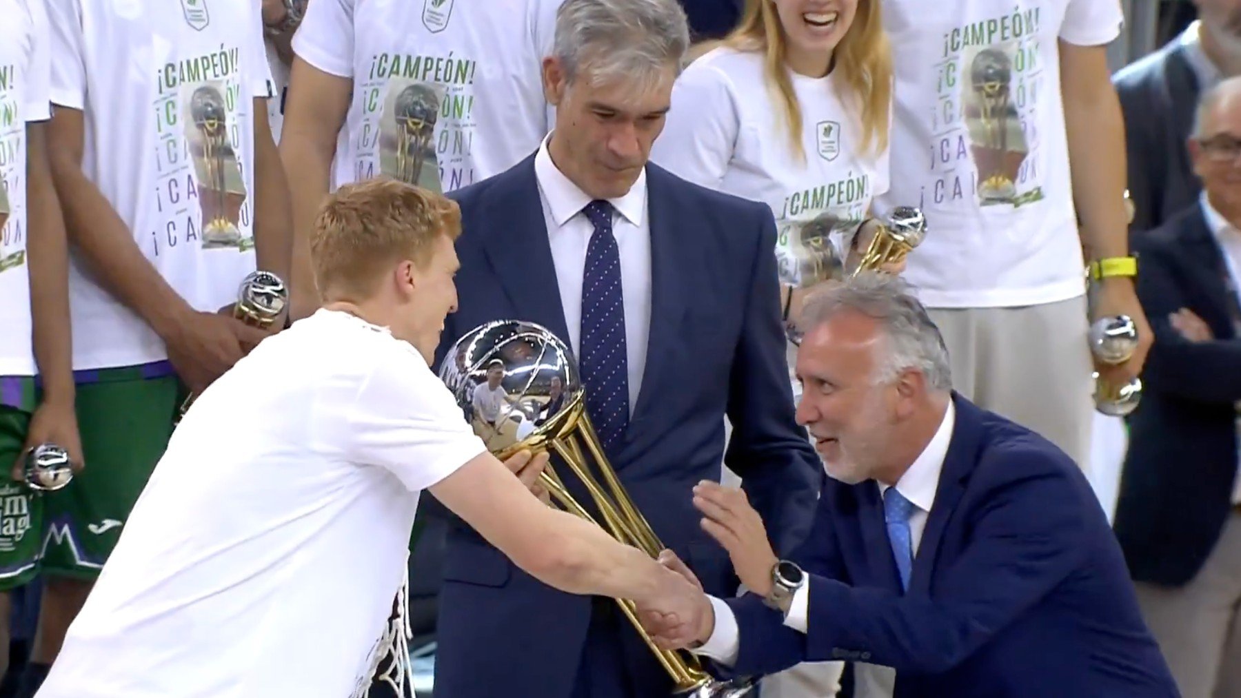 El ministro Ángel Víctor Torres saluda a Alberto Díaz tras la final de la Copa del Rey entre Unicaja y Real Madrid. (Captura de pantalla)