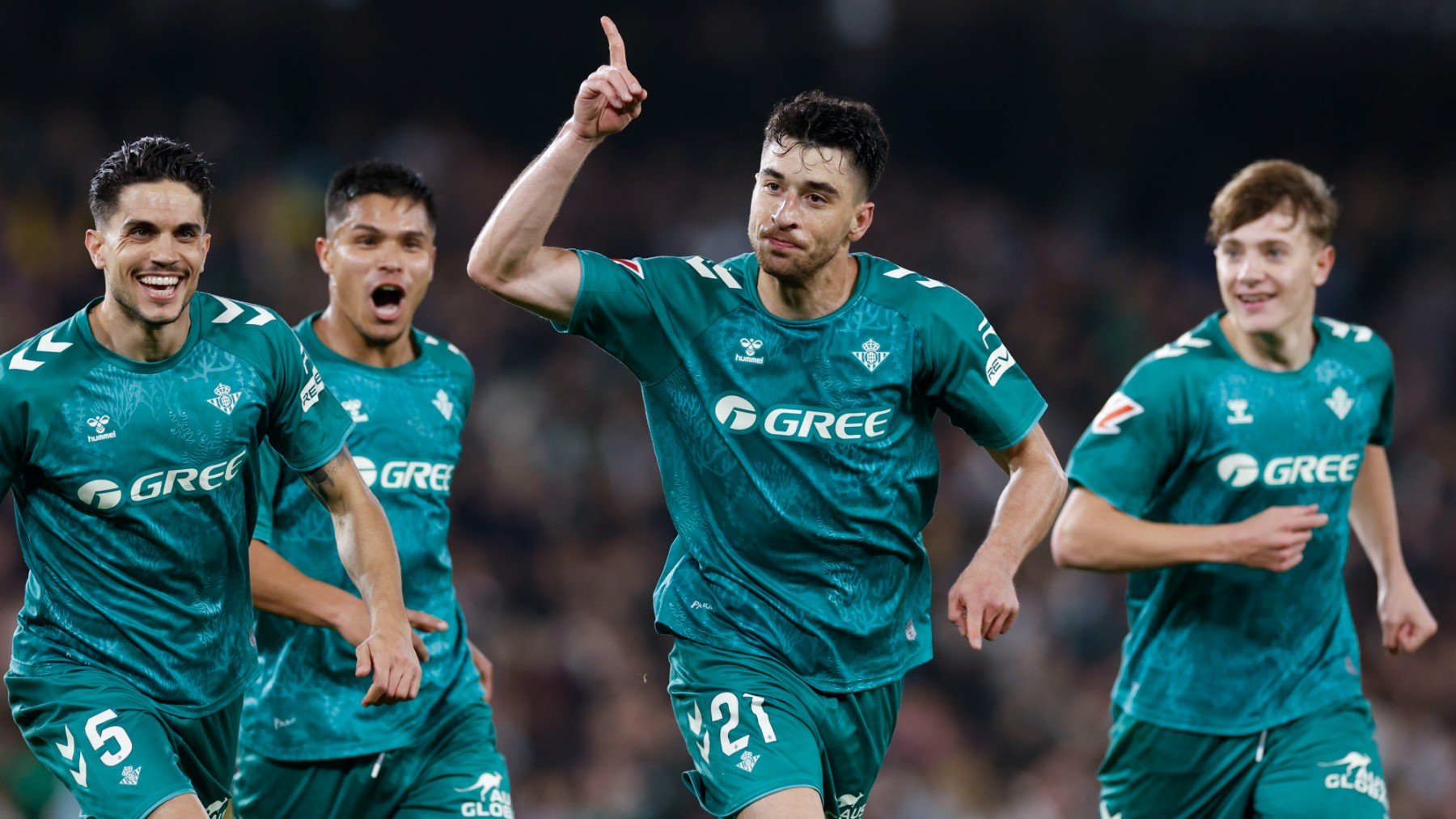 Marc Roca celebra uno de sus goles ante la Real Sociedad. (EFE)