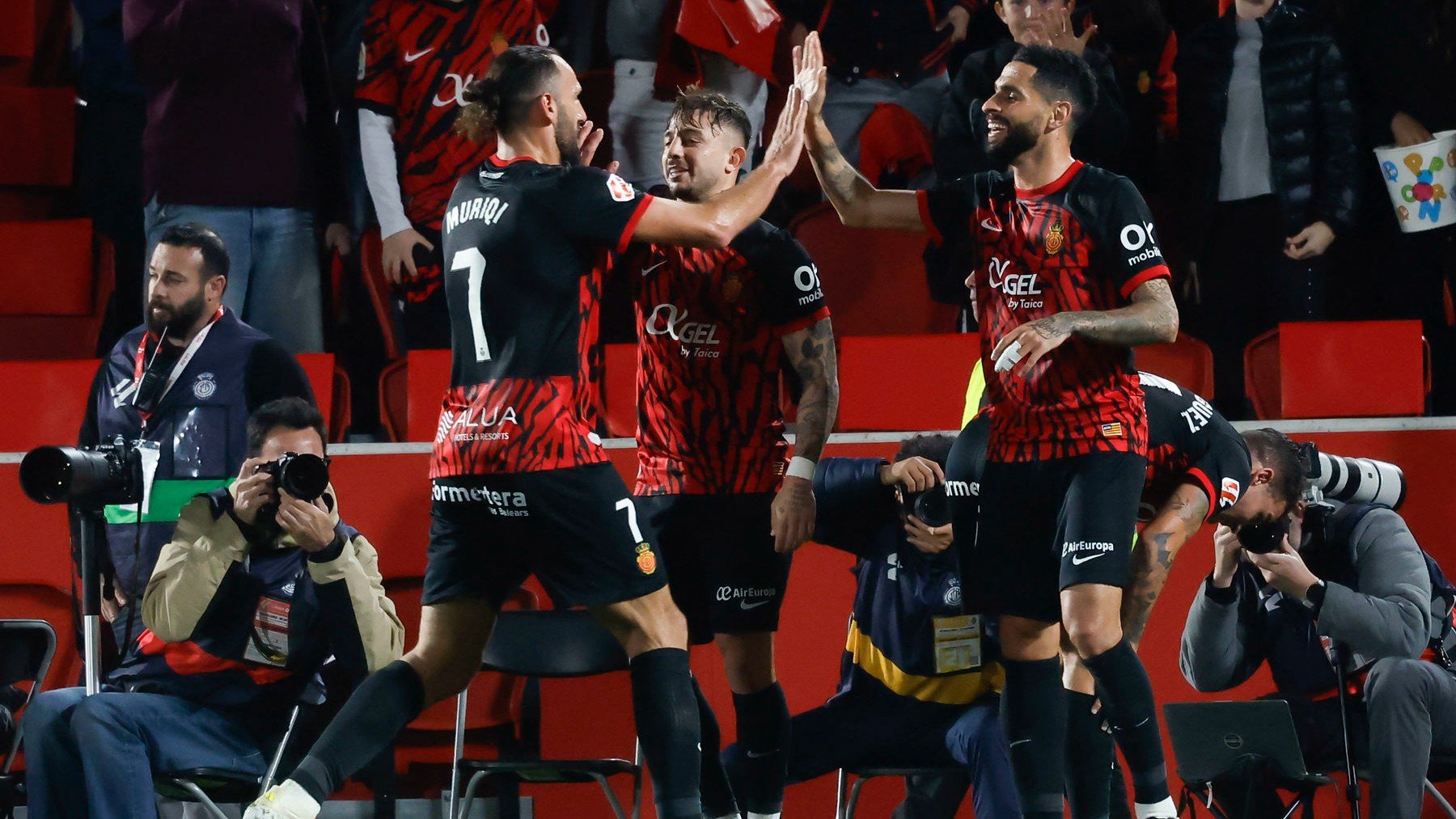 Muriqi celebra el 1-0 con Maffeo y Omar Mascarell.