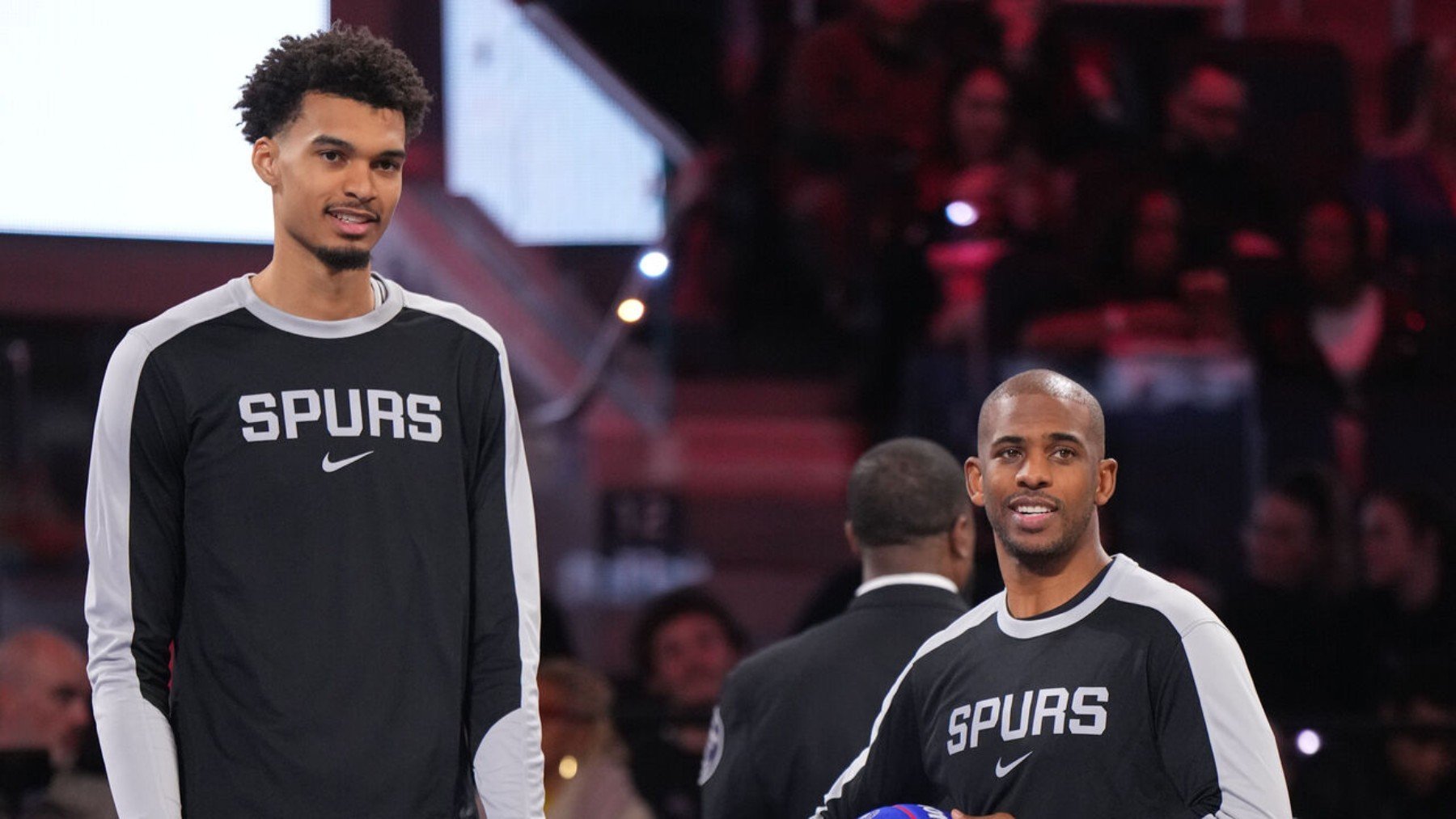 Victor Wembanyama y Chris Paul de los San Antonio Spurs.