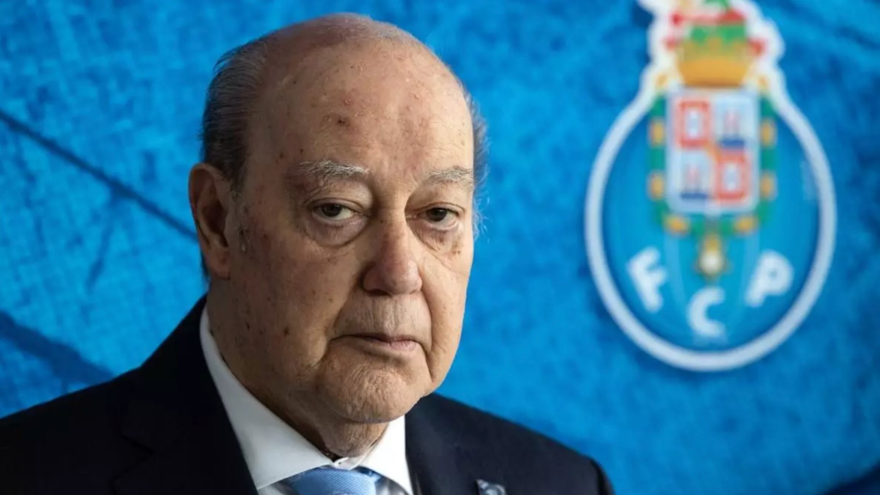 Pinto da Costa, en una foto de archivo con el escudo del Oporto. (EFE)