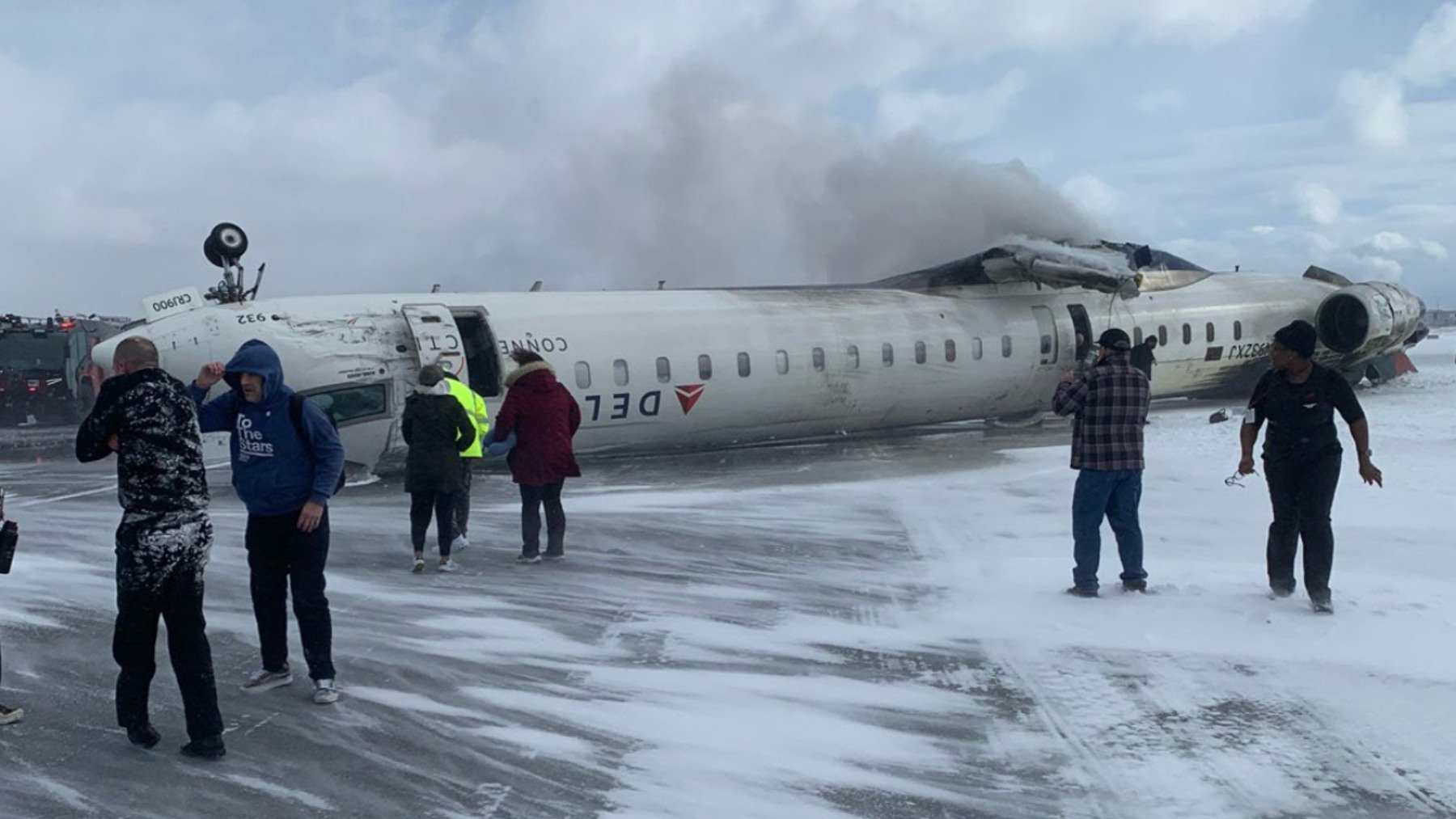 Un avión comercial de Delta se estrella al aterrizar en Toronto y acaba boca abajo sobre la pista