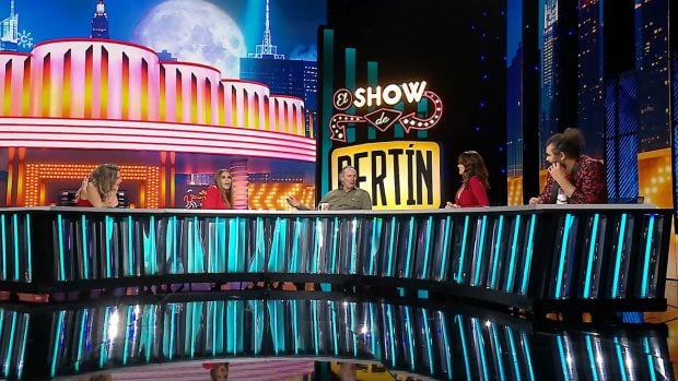 Bertín Osborne comunica a sus compañeros que se marcha de El Show de Bertín por un tiempo. (RTVA)