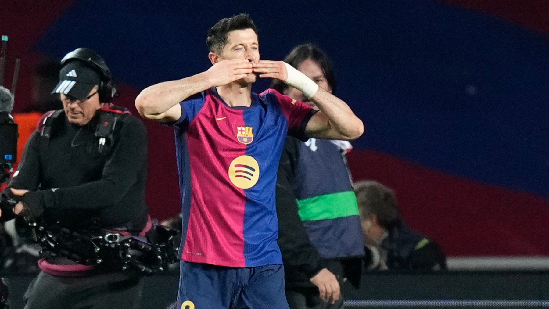 Lewandowski celebra el gol del Barcelona. (EFE)