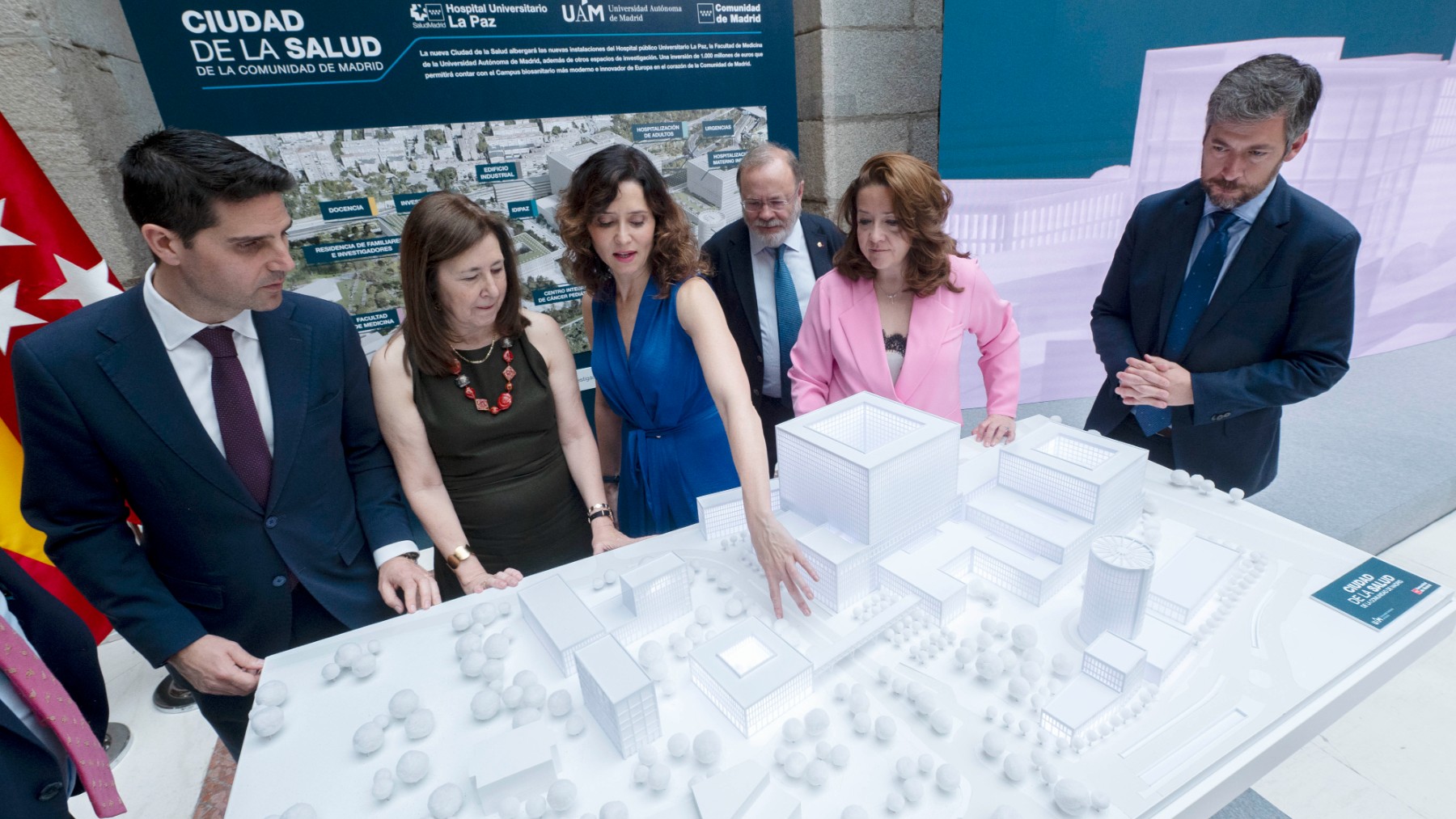 La presidenta Isabel Díaz Ayuso presenta la maqueta del nuevo Hospital La Paz de Madrid.