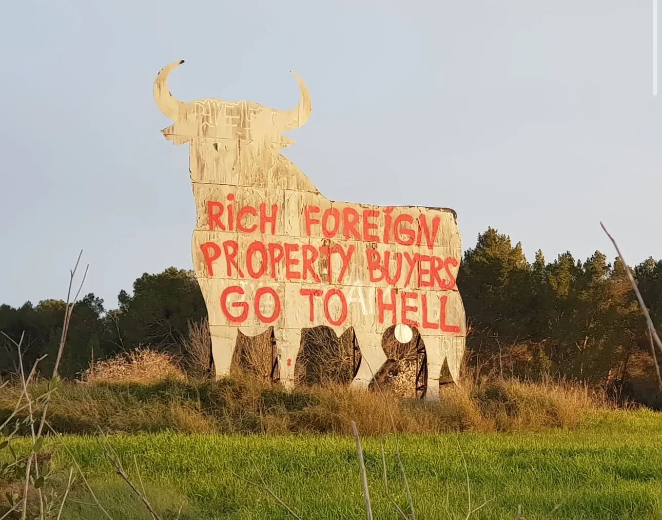 El toro de Osborne con la pintada contra turistas extranjeros. (Foto: SOS Residents)