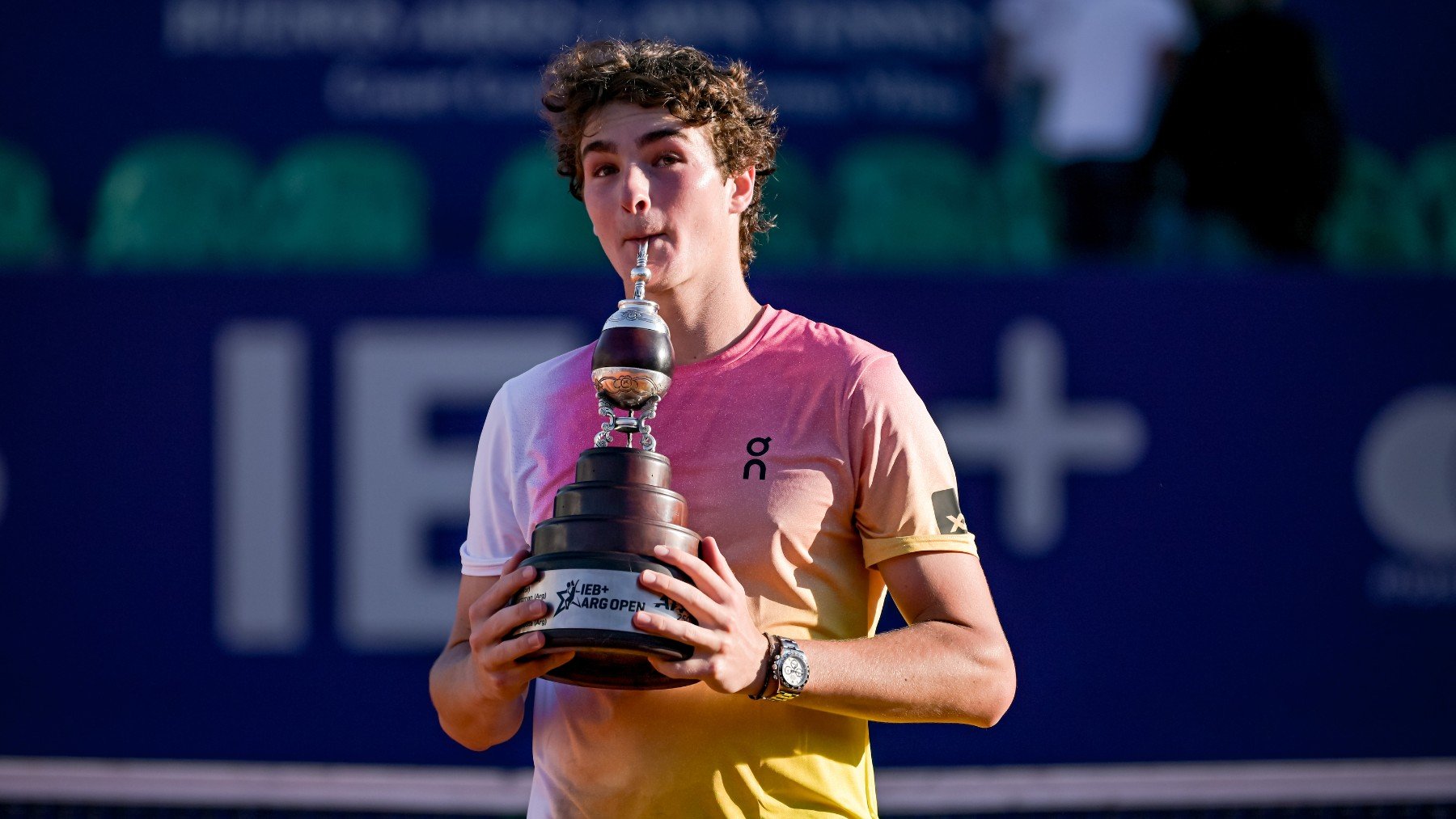 Joao Fonseca posa con el trofeo de Buenos Aires. (Getty)