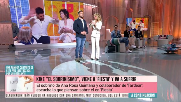 Kike Quintana visita el plató de Fiesta, programa presentado por Emma García. (Mediaset)