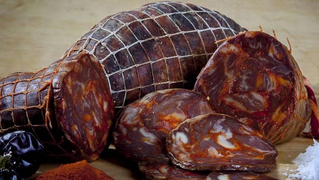 Morcón ibérico, mejor gastronomía de Extremadura, embutidos más raros de España, productos gourmet de España, gastronomía extremeña, chorizo ibérico, mejores comidas extremeñas.