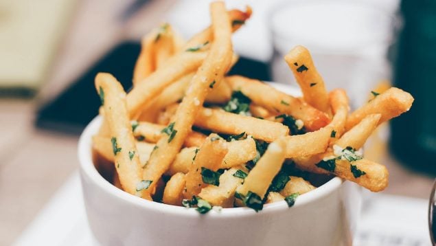 Truco patatas frisas sin aceite, truco para quitar la grasa a las patatas fritas, trucos de cocina, trucos freidora de aire, trucos quitar el aceite a las patatas.