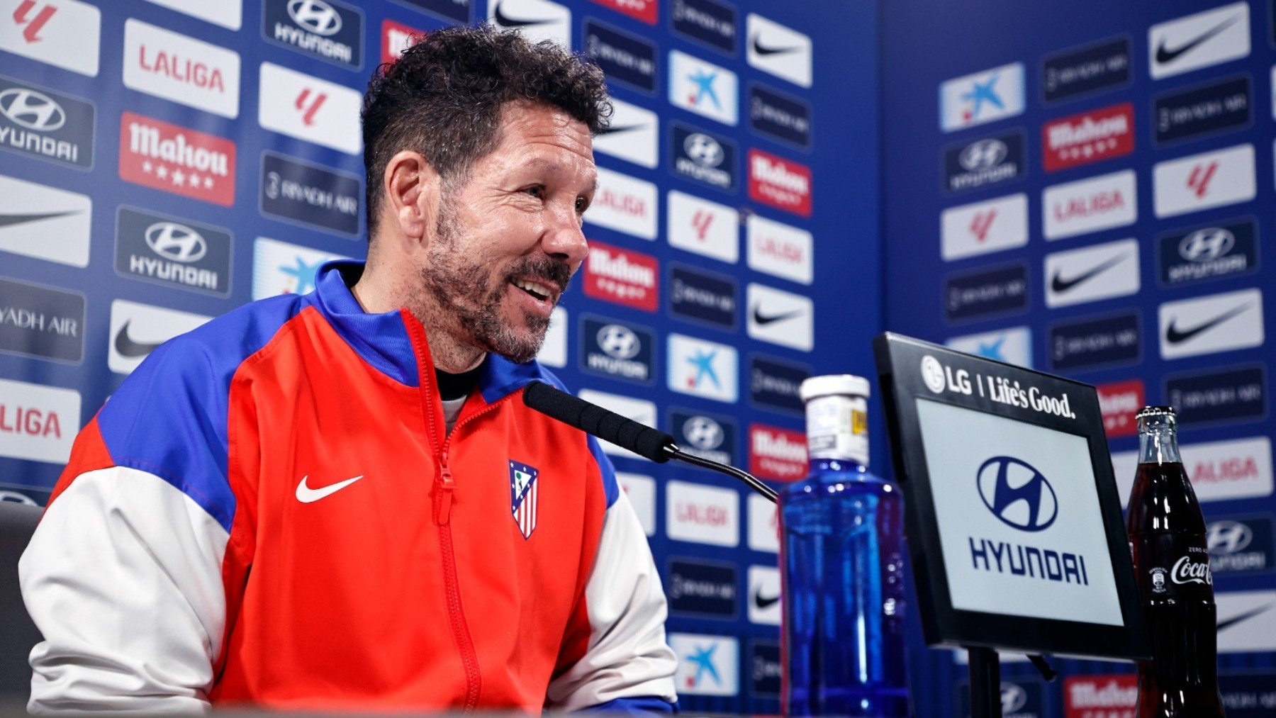 Simeone, sonriente en una rueda de prensa.