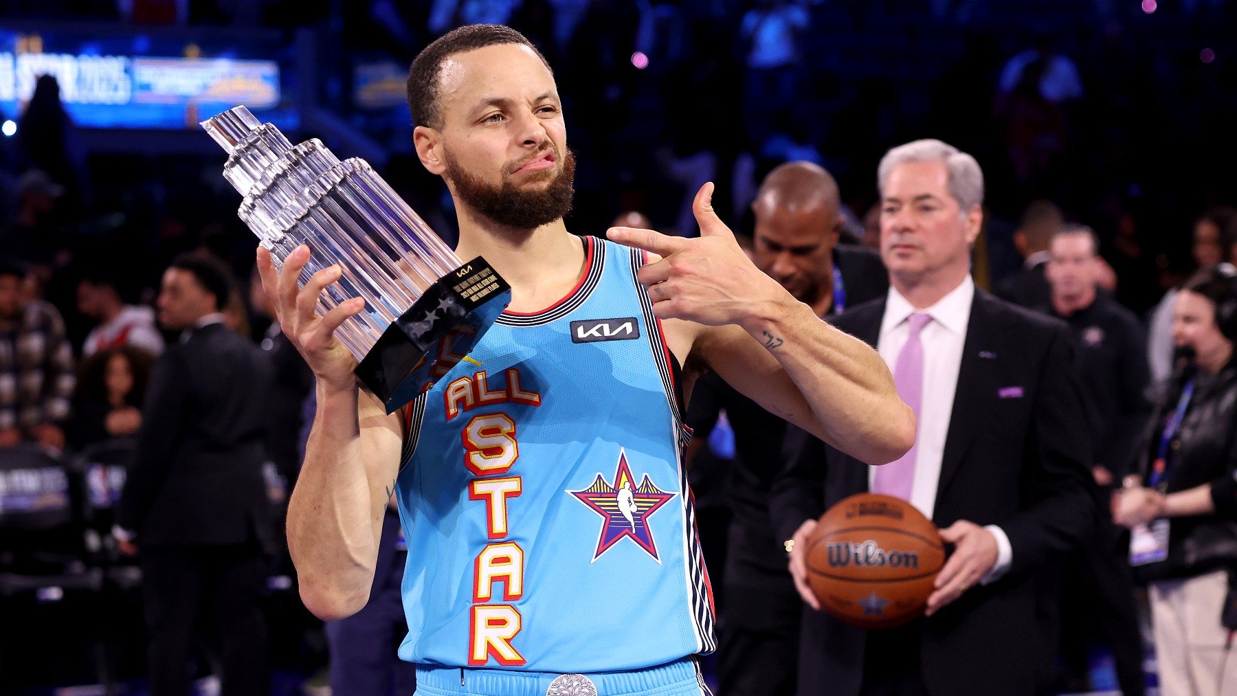 Stephen Curry posa con el trofeo de MVP del All-Star de la NBA. (Getty)