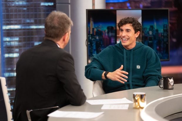 Marc Márquez junto a Pablo Motos en el plató de El Hormiguero (Atresmedia).