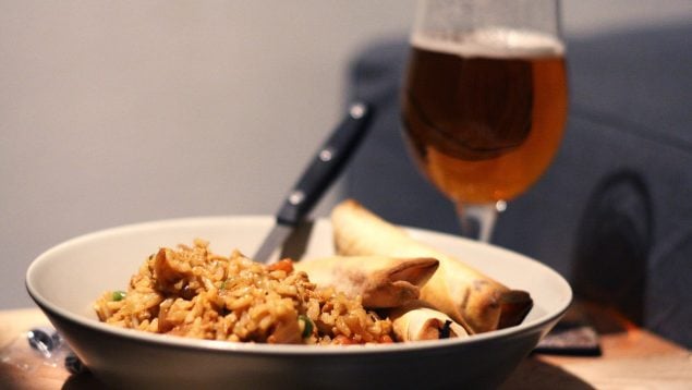 hacer un arroz, cerveza, comida