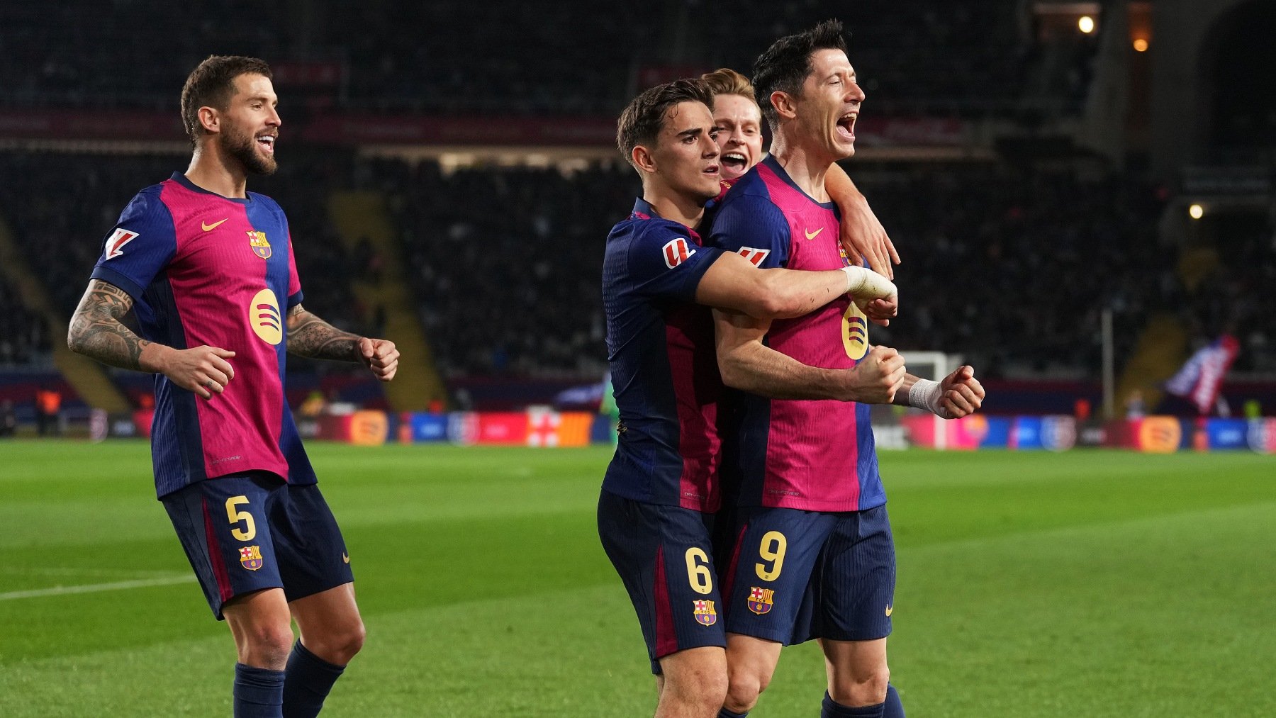 Jugadores del Barcelona celebran un gol de Lewandowski. (Getty)