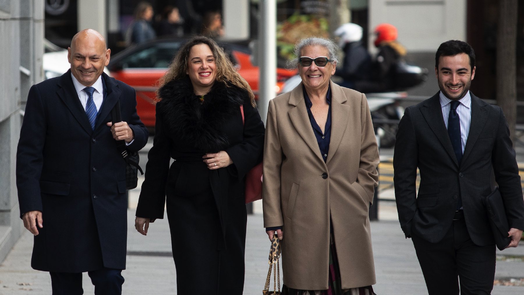 Carmen Pano junto a su hija y sus abogados.