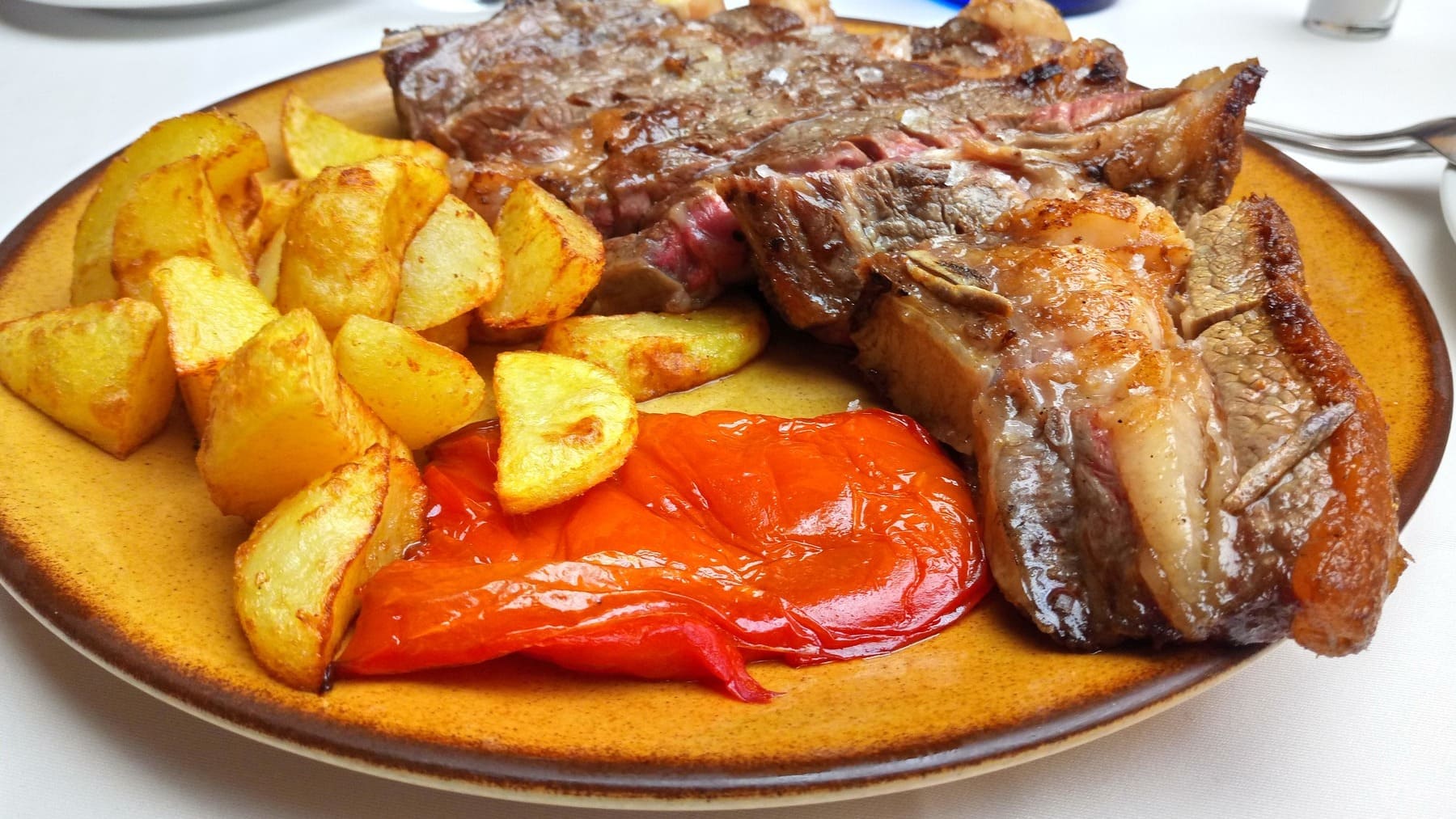 Ver para creer: este restaurante de carretera maño tiene un menú con chuletón de un kilo por 19 euros