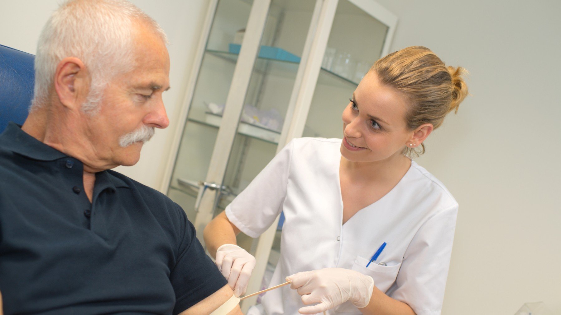 Una enfermera administra un tratamiento anticoagulante a un hombre.