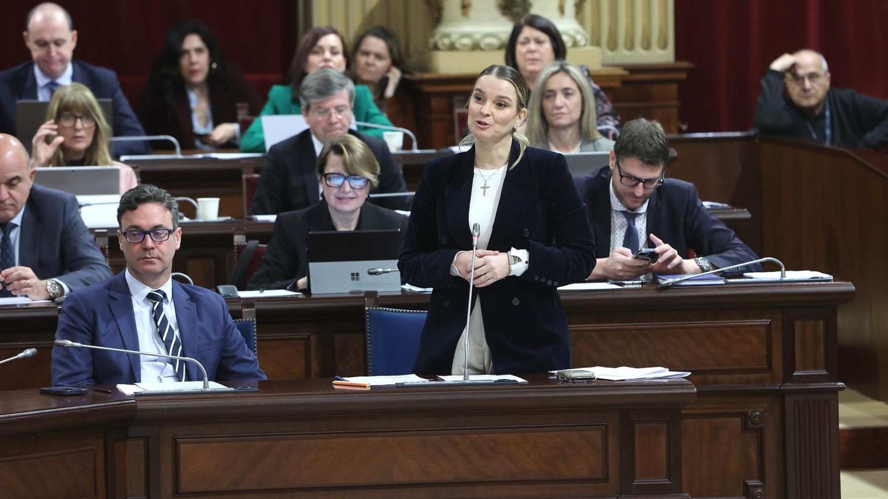 Marga Prohens durante un pleno del Parlament.