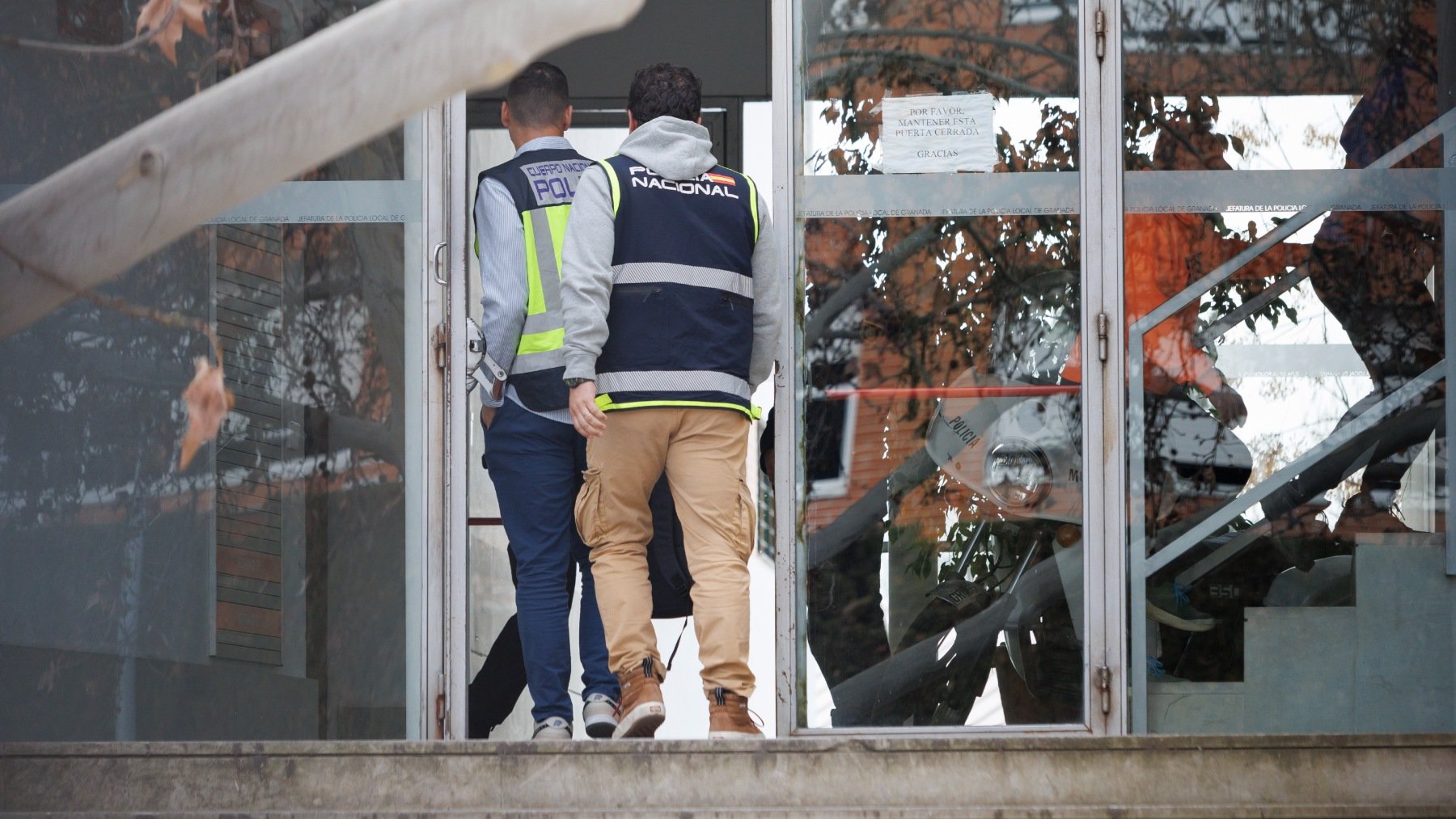 Agentes de la UDEF durante el registro de las dependencias de la Policía Local de Granada. (EP)