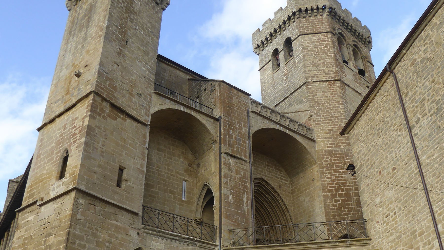 Iglesia-fortaleza de Santa María de Ujué. Foto: Millars en Wikimedia Commons.