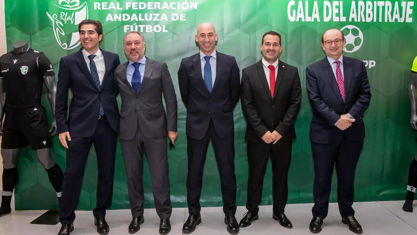 Medina Cantalejo, con el presidente del Betis, Rubiales y Pepe Castro, vicepresidente del Sevilla.