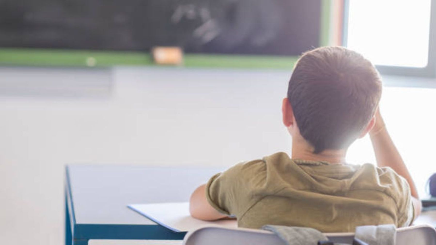 Un niño en un aula de Primaria.