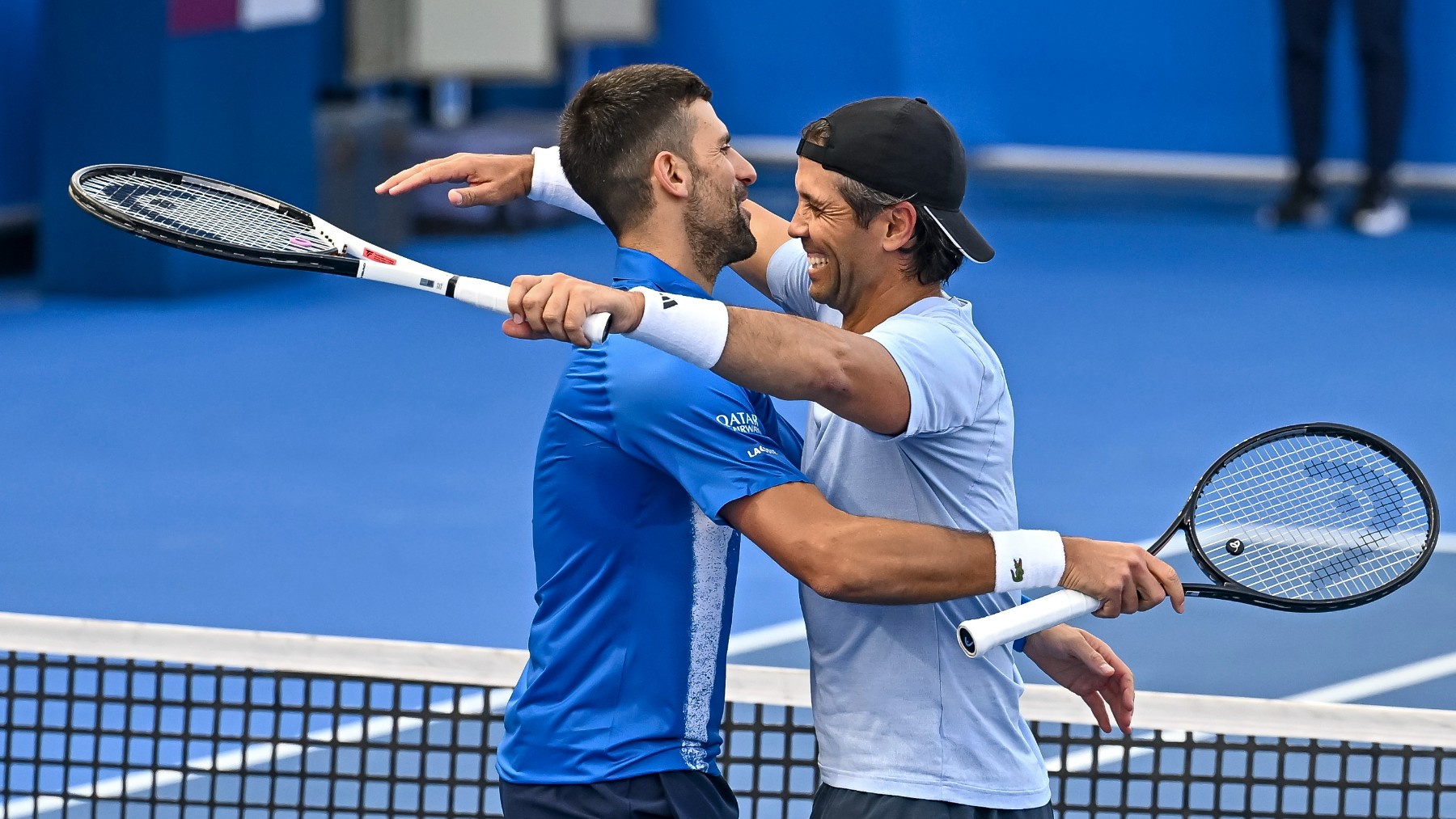 Verdasco y Djokovic se abrazan tras un partido en Doha. (EFE)