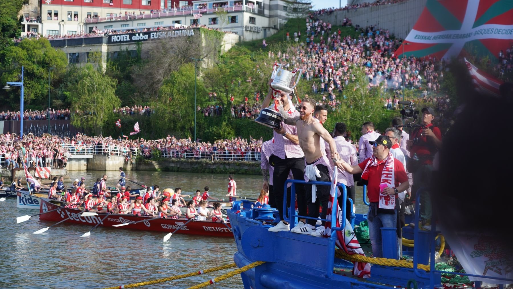 Munian levanta la Copa del Rey en Bilbao. (Foto: EP)