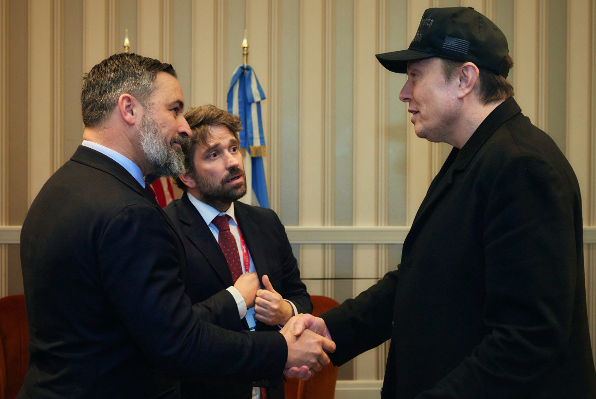 Santiago Abascal, Gabriel Ariza y Elon Musk en Washington D. C.