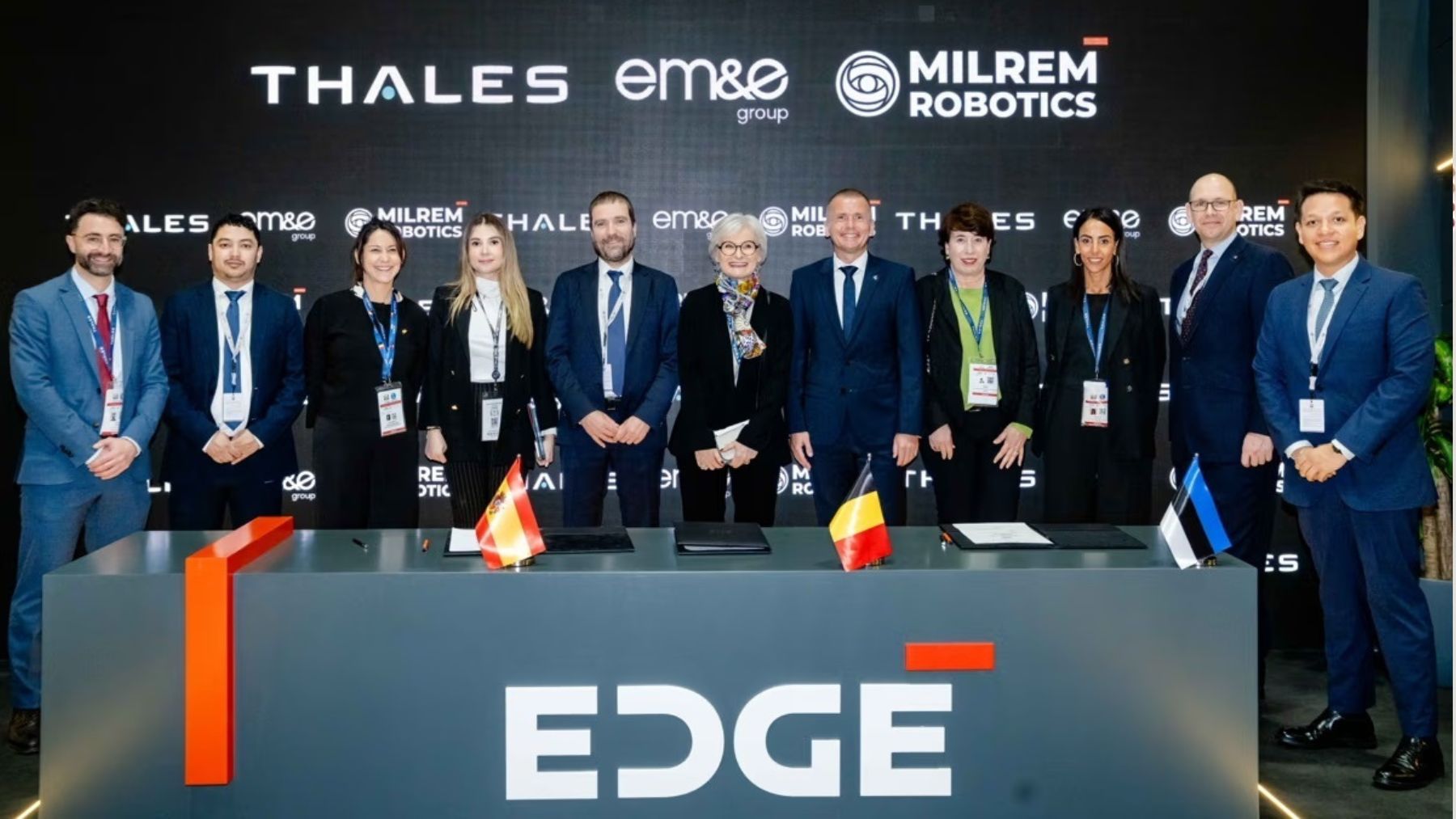 Firma del acuerdo entre EM&E, Thales y Milrem Robotics. (Remitida por EDGE/ Foto: EP).