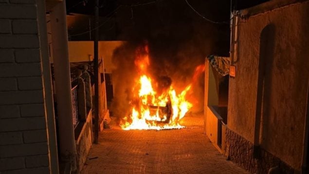 El vehículo de la Guardia Civil presuntamente incendiado por los narcos.