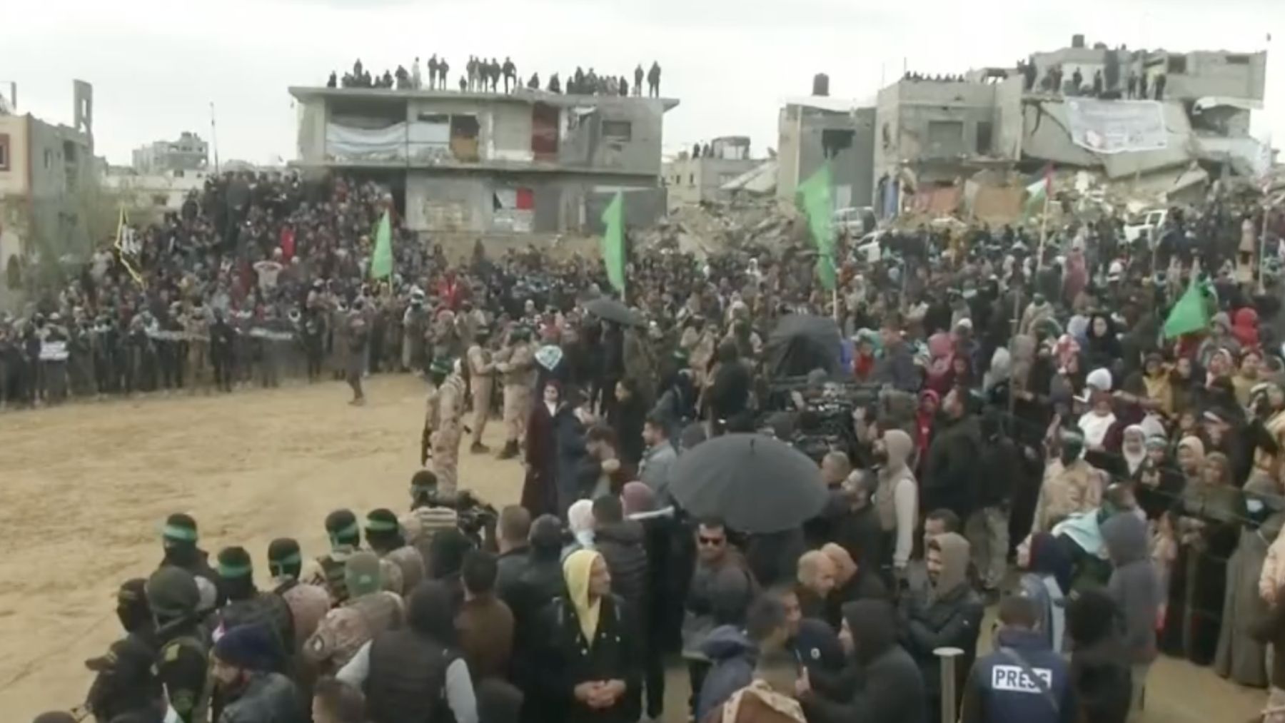 Milicianos de Hamás armados se concentran en la Franja de Gaza durante la entrega.